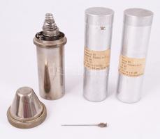 Régi fém orvosi fecskendők és tűk + konténerek