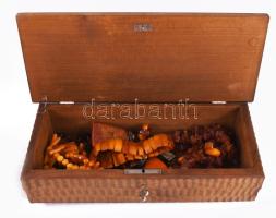 Faragott keleti dobozban különféle borostyán ékszerek, közte ezüst (Ag) szerelékes fülbevaló pár