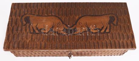 Faragott keleti dobozban különféle borostyán ékszerek, közte ezüst (Ag) szerelékes fülbevaló pár