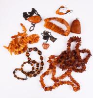 Faragott keleti dobozban különféle borostyán ékszerek, közte ezüst (Ag) szerelékes fülbevaló pár