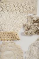 Vegyes csipkék, textiliák, hímzések