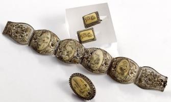 Kínai filigrán ezüstözött réz ékszer szett, karkötő, fülbevaló pár, bross.