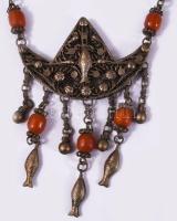 Filigrán nyakék kő rárakásokkal