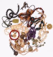 Doboznyi bizsu ékszer, közte jó mineral darabokkal.