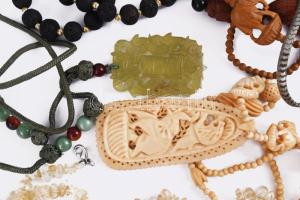 Doboznyi bizsu ékszer, közte jó mineral darabokkal