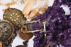 Doboznyi bizsu ékszer, közte jó mineral darabokkal