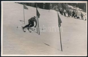 cca 1930 Síelő férfi, fotólap, 9×13 cm