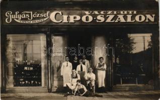 Budapest, Gulyás József cipészmester üzlete, cipőszalon, előtte a személyzet. Boronkay Kálmán photo (EB)