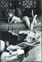cca 1952 André de Dienes (korábban Ikafalvi-Dienes Andor György) (1913-1985) magyar - amerikai fotóriporter és fotóművész felvételei (kényelmes és kevésbé kényelmes ágyikóban az akt modellek), 2 db modern nagyítás, jelzés nélkül, 15x21 cm