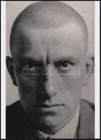 cca 1924 Rodcsenko, Alexandr Mihajlovics (1891-1956) szovjet - orosz avantgárd képző- és fotóművész felvétele (Vlagyimir Majakovszkij orosz költő portréja), 1 db modern nagyítás, jelzés nélkül, 21x15 cm