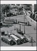 cca 1947 Budapest, villamosforduló és autóbusz-végállomás a lerombolt Erzsébet híd pesti hídfőjénél, 1 db modern nagyítás, jelzés nélkül, 21x15 cm