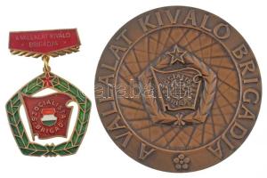 Vincze Dénes (1914-1972) DN "A Vállalat Kiváló Brigádja - Szocialista Brigád" egyoldalas bronz emlékérem (70mm) + DN(~1960-1980) "A Vállalat Kiváló Brigádja - Szocialista Brigád" aranyozott, műgyantás jelvény függelékkel, műanyag tokban T:AU