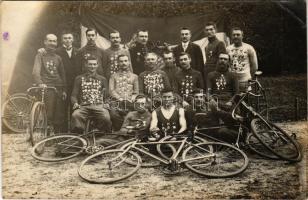 Férfiak kerékpárral, kitüntetésekkel, csoportkép / Men with bicycles and medals, group picture, sport. photo (EB)