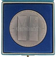 Szovjetunió 1980. "Közös Szovjet-Csehszlovák Határvizek Műszaki Bizottsága" kétoldalas ezüstözött bronz emlékérem tanúsítvánnyal, eredeti tokban, az együttműködés 25. évfordulója alkalmából, cseh és orosz nyelven (60mm) T:AU Soviet Union 1980. "Joint Soviet-Czechoslovak Technical Committee for Border Waters" double-sided silver-plated bronze commemorative medal with certificate, in original case, on the occasion of the 25th anniversary of cooperation, in Czech and Russian (60mm) C:AU