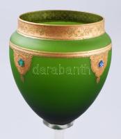 Serleg váza. Csehország XX. sz. Aranyozott, kövekkel ékített, formába öntött, anyagában színezett, h...