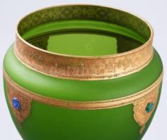 Serleg váza. Csehország XX. sz. Aranyozott, kövekkel ékített, formába öntött, anyagában színezett, h...