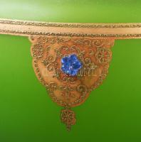 Serleg váza. Csehország XX. sz. Aranyozott, kövekkel ékített, formába öntött, anyagában színezett, h...