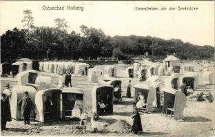 Kolobrzeg, Ostseebad Kolberg; Strandleben vor der Seebrücke. Bohne / beach