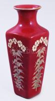 Zsolnay váza. Ökörvér mázas, virág mintás. Kézzel festett, jelzett (Mrs. Fülöpp), kis restaurálási nyommal a száján. 16 cm /// Zsolnay vase. Ox-blood glazed with floral pattern. Hand-painted, signed (Mrs. Fülöpp), minor restoration on the rim. Height: 16 cm.