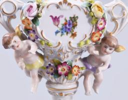 cca 1900 Capodimonte vagy annak stílusában: Puttó alakos váza. Jelzett, restaurált, sérüléssel, fedé...