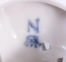 cca 1900 Capodimonte vagy annak stílusában: Puttó alakos váza. Jelzett, restaurált, sérüléssel, fedé...