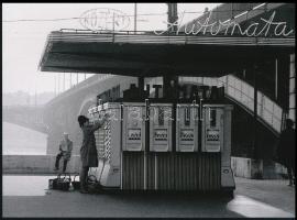 cca 1965 Budapest, KÖZÉRT automata a Margit hídnál, 1 db modern nagyítás, jelzés nélkül, 15x21 cm