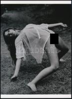 cca 1980 "Lehidalok az optikádtól", szolidan erotikus felvétel, 1 db modern nagyítás, jelzés nélkül, 21x15 cm