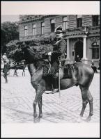 cca 1910 Budapest, lovas csendőr a közrendet felügyeli, 1 db modern nagyítás, jelzés nélkül, 21x15 cm