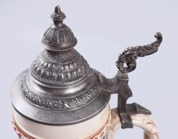 Régi német ónfedeles söröskorsó, jelzett, lepattanással, m: 26 cm