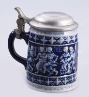 Miniatűr söröskorsó, jelenetes, m: 7 cm