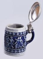 Miniatűr söröskorsó, jelenetes, m: 7 cm