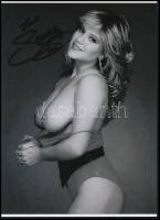 cca 1989 Samantha Fox (1966) angol énekesnő nem titkolja bájait, szolidan erotikus felvétel, 1 db modern nagyítás, jelzés nélkül, 21x15 cm