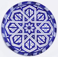 Marokkói kézzel festett mázas kerámia dísztál. Jelzett, XX. sz. közepe. Hibátlan d: 20 cm