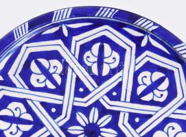 Marokkói kézzel festett mázas kerámia dísztál. Jelzett, XX. sz. közepe. Hibátlan d: 20 cm