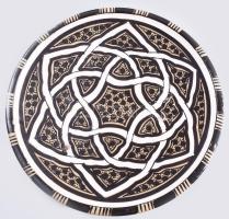 Marokkói kézzel festett mázas kerámia dísztál. Jelzett, XX. sz. közepe. Kis mázhibával d: 28 cm