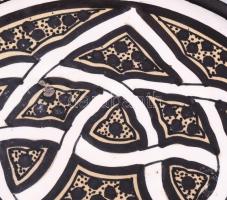 Marokkói kézzel festett mázas kerámia dísztál. Jelzett, XX. sz. közepe. Kis mázhibával d: 28 cm