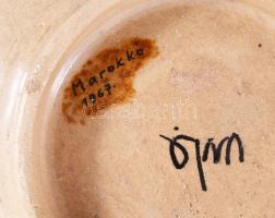 Marokkói kézzel festett mázas kerámia dísztál. Jelzett, XX. sz. közepe. Kis mázhibával d: 28 cm