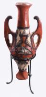 Iggequi kablye amfora. berber népművészeti alkotás. Kézzel festett, gipsz. Fém tartóban. sérült, 46 cm