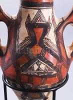 Iggequi kablye amfora. berber népművészeti alkotás. Kézzel festett, gipsz. Fém tartóban. sérült, 46 ...