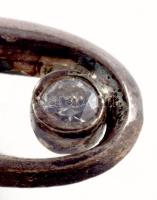 Ezüst (Ag) bross, jelzett, kő berakással, bruttó 2,2g