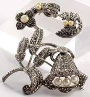 Antik ezüst (Ag) ékszer szett gazdag markazit berakással, illetve gyöngy ékítéssel, gyűrű m: 52, klipsz pár és virágalakú bross, 1-1 kőhiánnyal, jelzett, bruttó 30g