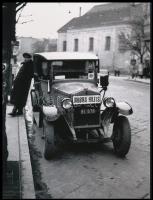 cca 1941 Budapest, szabad taxi fuvarra vár, jobbra hajts felirattal, 1 db modern nagyítás, jelzés nélkül, 21x15 cm