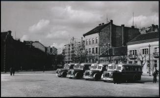 cca 1930 Budapest, a 22-es autóbuszok a Széll Kálmán téren, 1 db modern nagyítás, jelzés nélkül, 15x21 cm