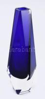 Kék kristály üveg váza. Anyagában színezett, formába öntött, többrétegű, hibátlan m: 20 cm /// Blue crystal glass vase. Molded from colored, multilayered material, flawless, height: 20 cm.
