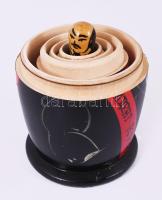 Jelcin, Gorbacsov, Brezsnyev, Sztálin, Lenin, stb. festett fa matrjoska babák 6 db 5-18 cm-ig