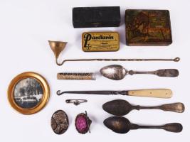 Kis doboznyi vegyes bolha tétel, közte gyertyakoppintó antik fémdoboz, kanalak, bross, stb.