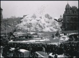 1978 Budapest, Westend-ház bontása robbantással, 1 db modern nagyítás, jelzés nélkül, 15x21 cm