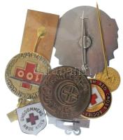 Vegyes, 8db-os külföldi "Vöröskereszt" jelvény tétel, közte Szovjet, Norvégia, Jugoszlávia, Törökország, stb. aranyozott / műgyantás / zománcozott fém jelvények, közte egy "Vörös Félhold" bronz kitűző T:AU,XF