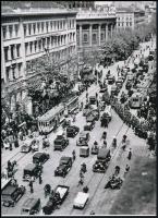 cca 1930 Budapesti csúcsforgalomban várakozik az 5-ös villamos járat, 1 db modern nagyítás, jelzés nélkül, 21x15 cm