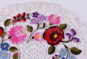 Kalocsai Richelieu hímzéses terítő, d: 35 cm